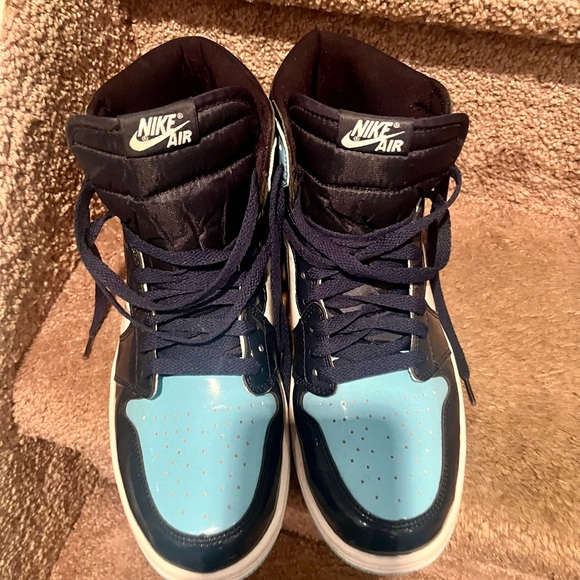 Like NEW Nike Air Jordan Retro size 9. A beautiful sneaker on & off the court🏀🏀 - Picture 4 of 13